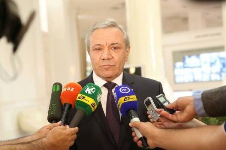 Gəncə Dövlət Universitetində kameralar qarşısında necə rüşvət yığılır Gəncə Dövlət Universitetində kameralar qarşısında necə rüşvət yığılır
