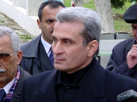 Elmar Vəliyev Gəncəni Surət Hüseynova peşkəş edib Elmar Vəliyev Gəncəni Surət Hüseynova peşkəş edib