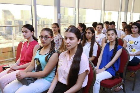 “Nar” qəbul imtahanlarında ən yüksək nəticə göstərmiş abituriyentlərə xüsusi mükafatlar təqdim etdi “Nar” qəbul imtahanlarında ən yüksək nəticə göstərmiş abituriyentlərə xüsusi mükafatlar təqdim etdi