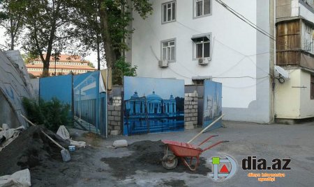 İcra başçısı binanın girişini milyarderin cangüdəninə satıb İcra başçısı binanın girişini milyarderin cangüdəninə satıb