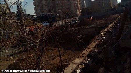 Səməd İslamov Yasamalın köhnə başçısına rəhmət oxutdurur Səməd İslamov Yasamalın köhnə başçısına rəhmət oxutdurur