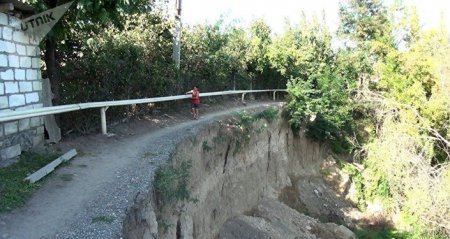 Ağstafa sakinləri elə bu dünyadaca "qıl körpüsü"ndən keçməli olurlar... Ağstafa sakinləri elə bu dünyadaca "qıl körpüsü"ndən keçməli olurlar...