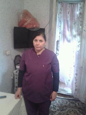 Şəhid ailəsi “Qaçqınkom”un cavab məktublarından “oboy” kağızı hazırlayır Şəhid ailəsi “Qaçqınkom”un cavab məktublarından “oboy” kağızı hazırlayır