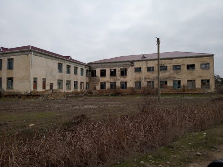 Neftçaladakı Xıllı qəsəbə məktəbində ŞOK vəziyyət Neftçaladakı Xıllı qəsəbə məktəbində ŞOK vəziyyət