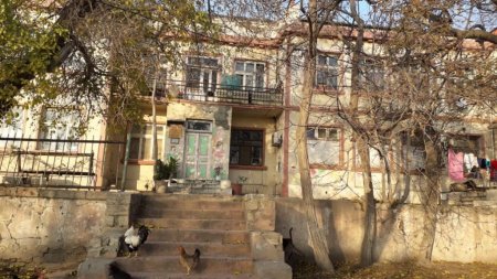 Məcburi köçkünlərlə bağça müdiri arasında çəkişmə Məcburi köçkünlərlə bağça müdiri arasında çəkişmə