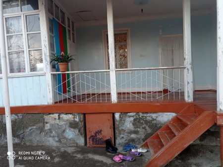 "Ağrıkəsici iynə vurmaq üçün Təcili Tibbi Yardım işçiləri məndən pul istədi" "Ağrıkəsici iynə vurmaq üçün Təcili Tibbi Yardım işçiləri məndən pul istədi"