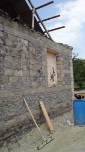 Naftalanda ermənilərin dağıtdığı ev hələ də bərpa olunmayıb Naftalanda ermənilərin dağıtdığı ev hələ də bərpa olunmayıb